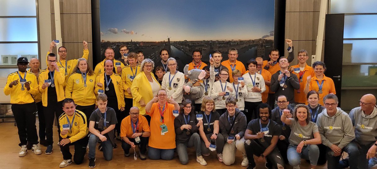 Niet naar de Koning. Wel naar de wethouder van Schiedam. Een huldiging voor de 32 medailles die het team uit Vlaardingen, Maassluis en Schiedam verdiende tijdens de <a href="/SO_NL/">Special Olympics NL</a>. Topprestaties van deze sporters met een verstandelijke beperking!