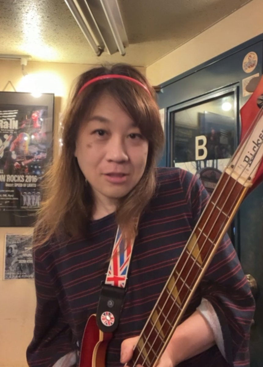 50歳のリッケンバッカー4001
一番愛しているベース、
アイドルのグレンヒューズも使用😃

VVV用に引っ張り出して来た。
リッケンバッカーの音がします。Michiaki先輩も昨夜弾いてくれてバッチリと仰ってました😃

Michiakiさん、弾くとこのベースの素晴らしいところが全部出てくる、流石😃