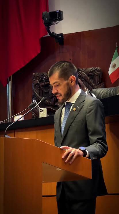 Hace un año, este señor –muriéndose– convirtió un atril de melamina en una altísima tribuna. Hoy, paradójicamente en el mismo sitio, orinándose de miedo, Yunes papá excusa a su hijo. Horas después, júnior aparece haciendo alarde de cobardía y cinismo. Juan Pablo hace mucha falta.