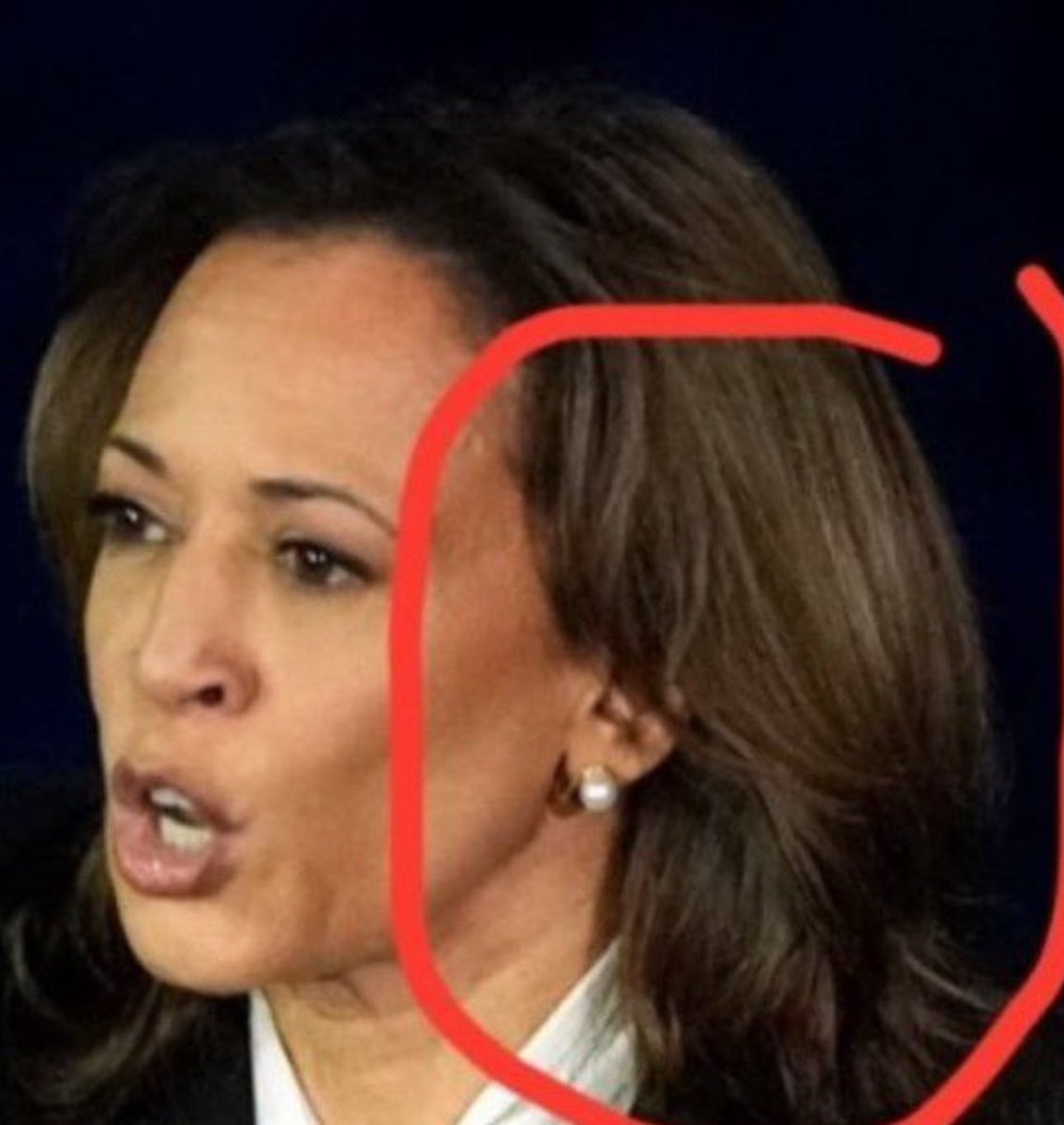 LibTearCreator1's tweet photo. 🚨🚨BREAKING NEWS: @KamalaHarris caught using an earpiece during the @ABC debate tonight. Should this be a disqualification? https://t.co/TavgPQsXS7