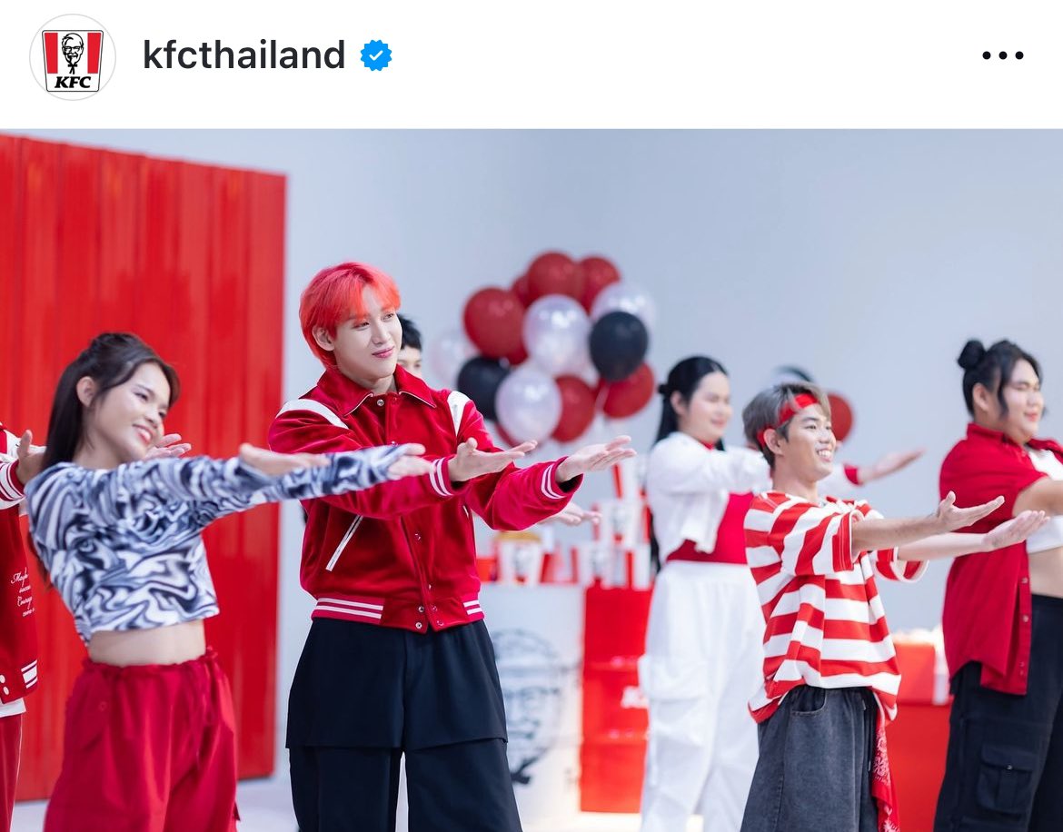 BamBamBooster's tweet photo. 240911 | kfcthailand’s IG 

พามาส่องภาพบรรยากาศเบื้องหลังการถ่ายทำของ “แบมแบม” Friend of KFC Thailand เต้นฉลองวันเกิด 40 ปี KFC ประเทศไทย กับเพื่อนๆ ครอบครัว KFC แบบน่ารักเป็นกันเอง เป็นโมเมนต์พิเศษที่ดีต่อใจสุดๆ 😍

#KFCxBamBam #KFCBamBamBox #FriendofKFCThailand 
#BamBam #แบมแบม https://t.co/0UDaPprRp9