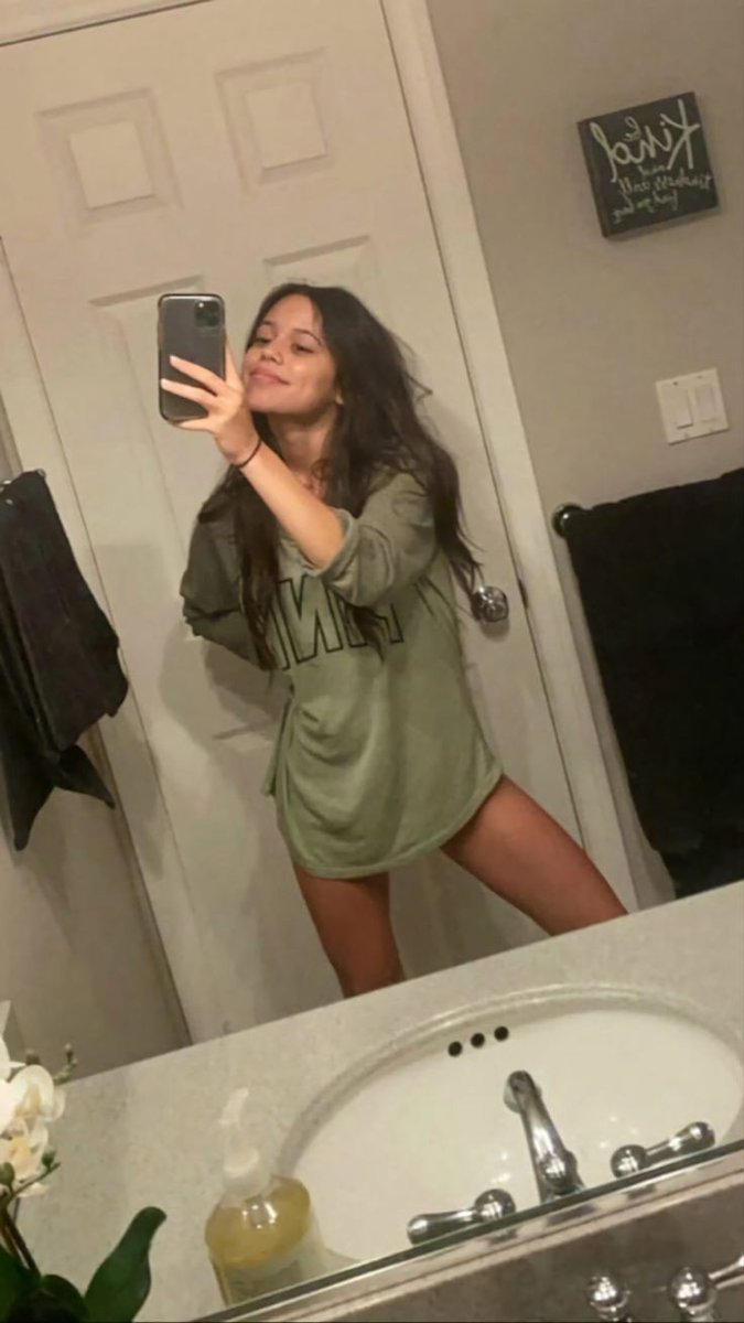 jennaOrteg1's tweet photo. jenna giving a heart and using her phone in front of a mirror makes this girl more beautiful for some reason idk https://t.co/kYLLWiZB6Y