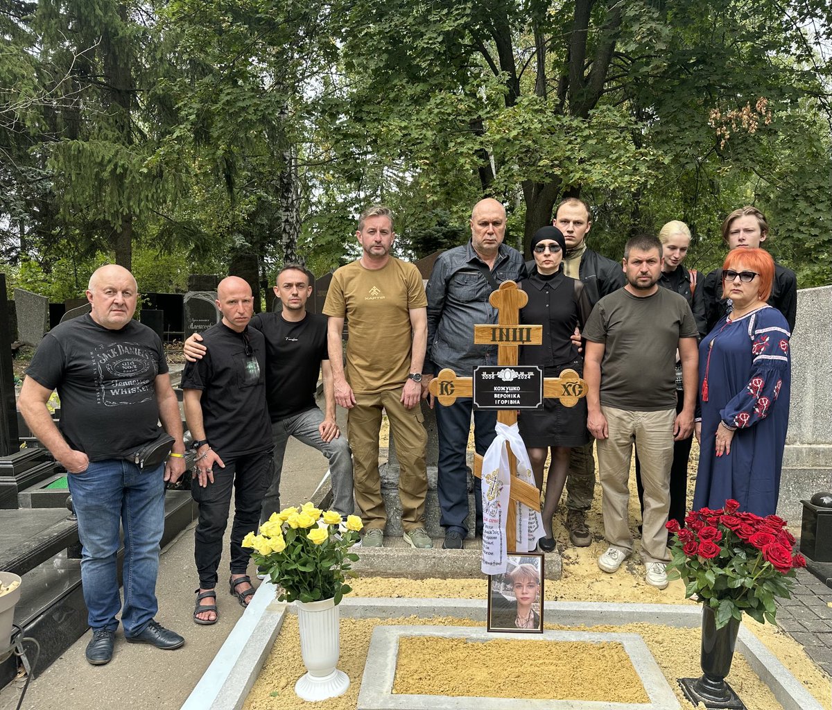 khartiia_corps's tweet photo. Попрощались із Нікою…

Готуємо з батьками книжку віршів та малюнків Ніки. Ніка була щирою й щедрою в тому, як жила і що робила. Хочеться, аби про це знало якомога більше людей.

І якщо маєте можливість - сходіть, провідайте її. Сковороди 108, 13 цвинтар. Хай їй не буде самотньо. https://t.co/ntrTHfC4Ot