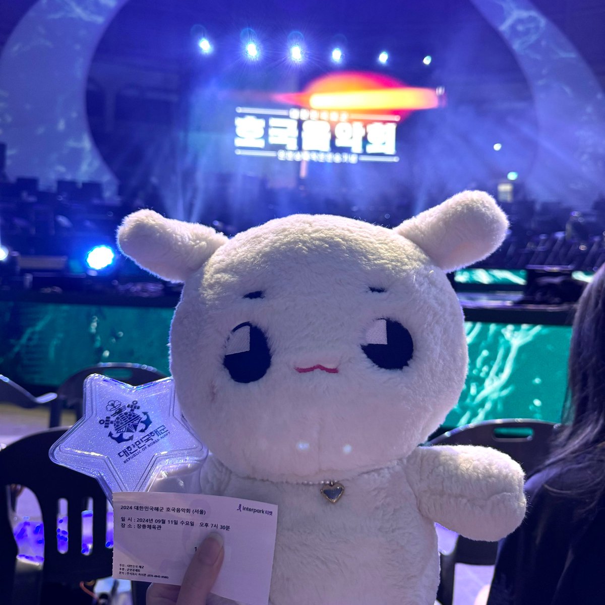 netflixnchillzz's tweet photo. tyongf treated this navy event like taeyong solo concert 😭😭😭
©owners https://t.co/Q88bOAdhv9