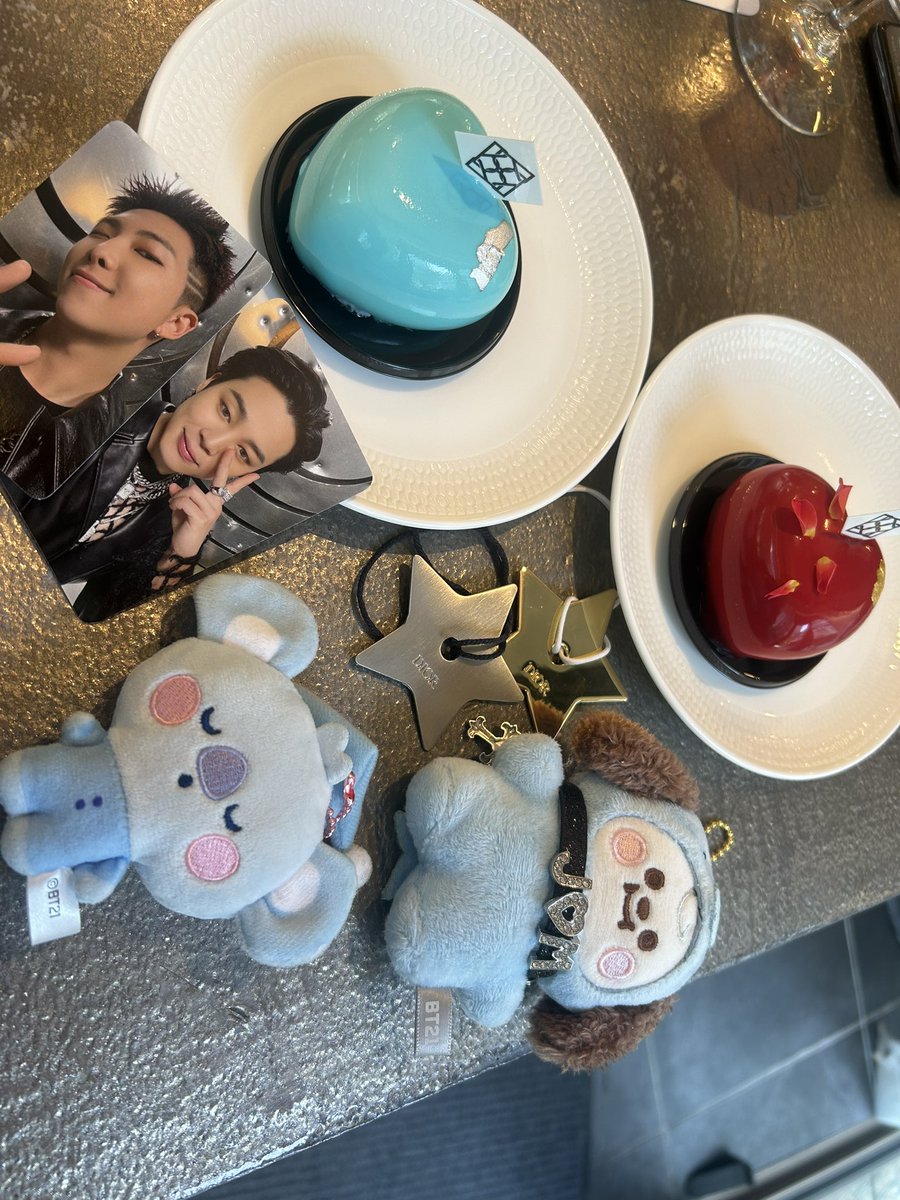 pusanjimin13's tweet image. 昨日は、日比谷の行きたかったブルー💙のケーキが、あるカフェ☕️と、新大久保に最近新できた、映像のカフェのハシゴをしてきました。カフェでは、カイマクってパンが、後からオススメだと気づく🤗飲み物が、たっぷりサイズだった。
#THEBLUE
#movemove