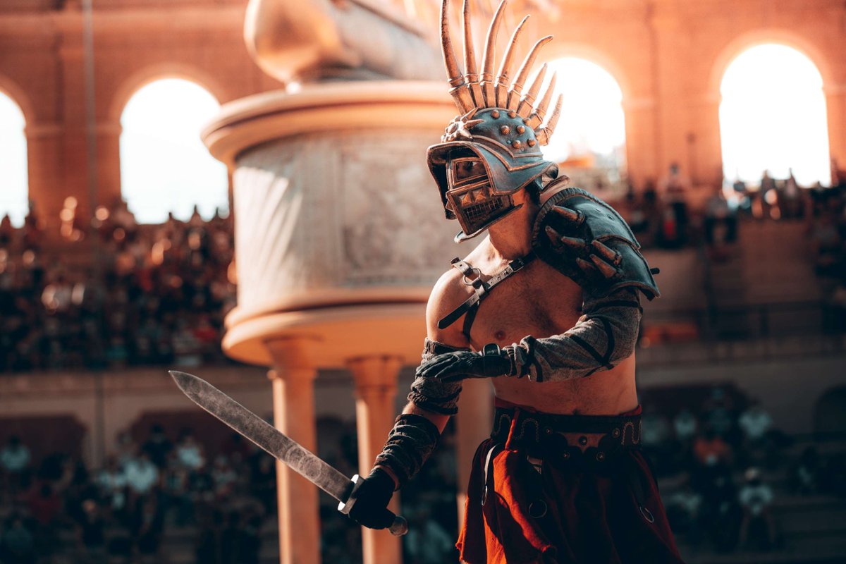 Ave Caesar morituri te salutant ! 

It's gladiator time ! 🤩

©Arthur Aumond.
#PuyduFou #Gladiateurs #SigneduTriomphe