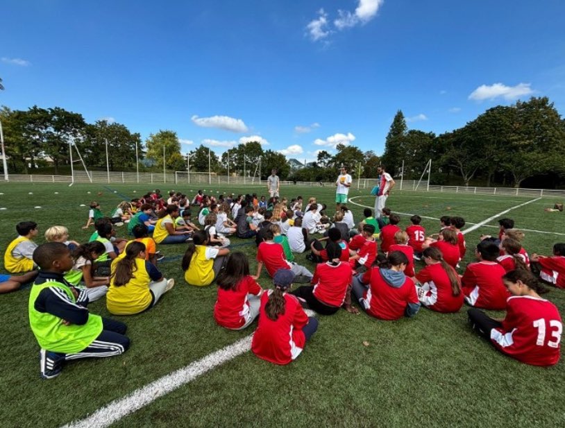 Comme à chque rentrée,  le collège -<a href="/Academie_Paris/">Académie de Paris</a>- labellisé #generation2024 organise une rencontre sportive pour les classes de sixième, afin de créer un moment de convivialité et de favoriser l'intégrat•  ds le groupe classe et  au sein du clg. <a href="/EtienneBarraux/">Etienne BARRAUX</a> <a href="/TrehetBruno/">Bruno Tréhet</a>