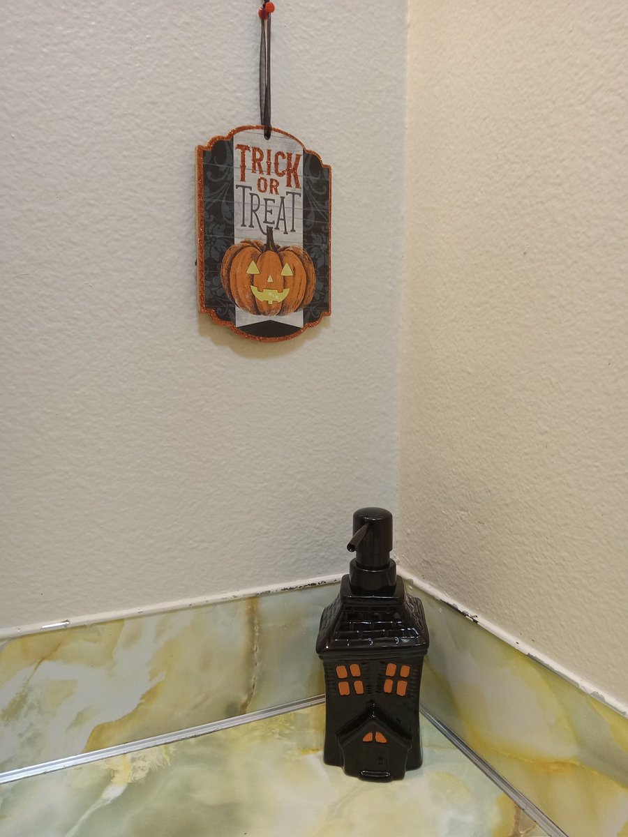 WillowFawn444's tweet image. 🖤🧡🩶🤍 
Spooky home all year round

•
•
#spooky #spookylife #halloweenallyear #halloween #hauntedhome