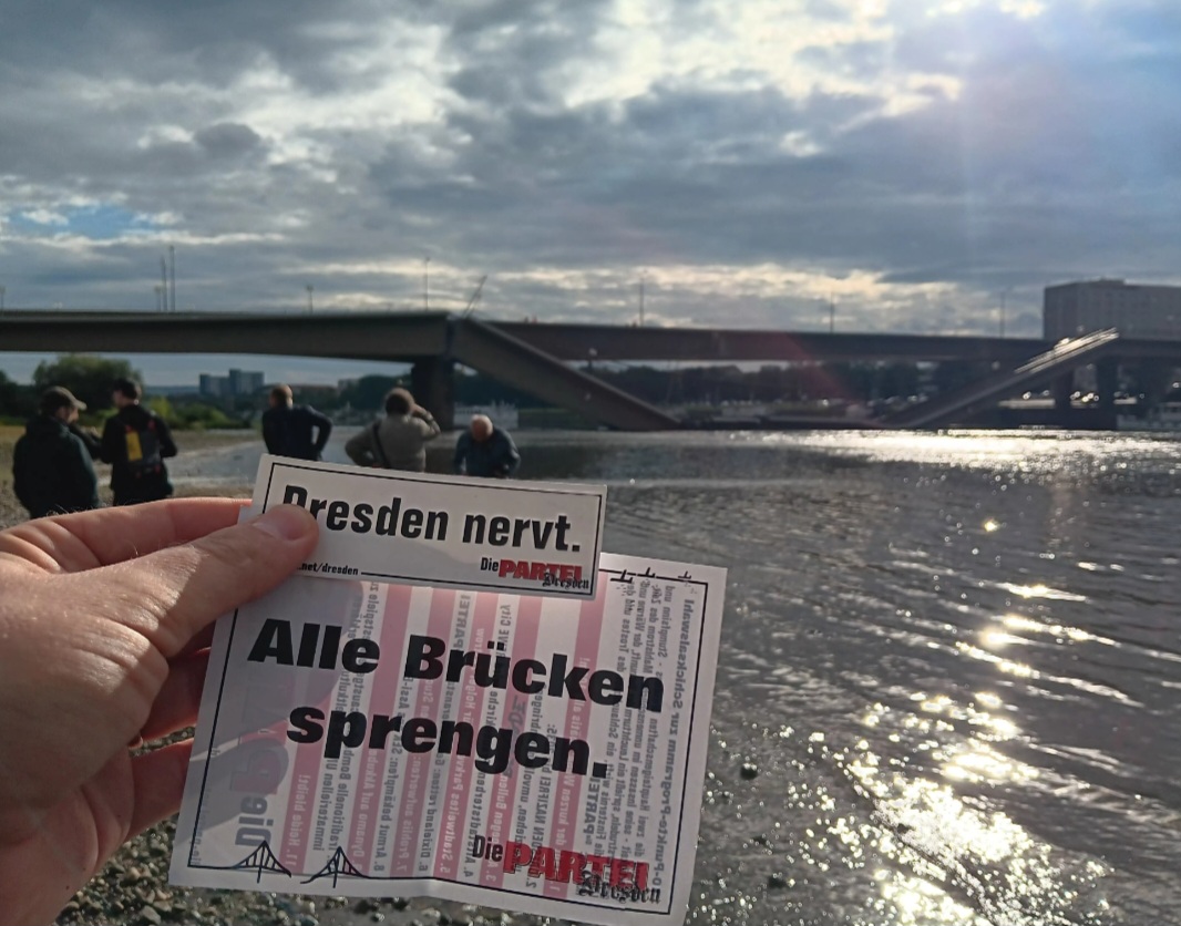 Versprochen ist versprochen:
1 von 5

(<a href="/DiePARTEI/">Die PARTEI 🪣</a>-Flyer zur Kommunalwahl 2024)