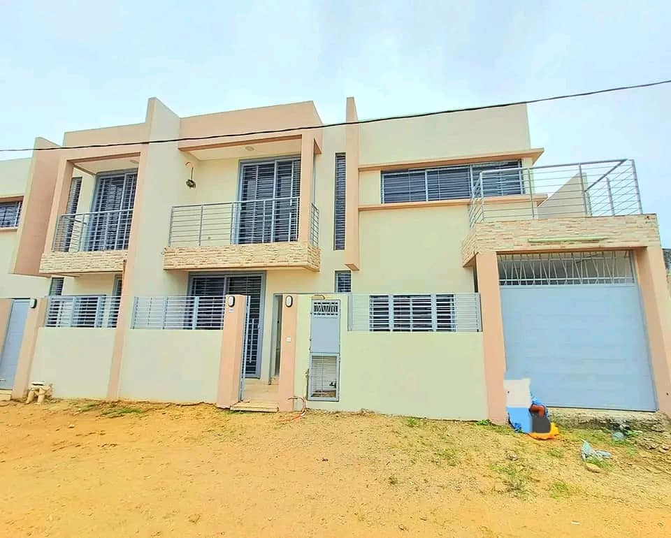 gbataservice's tweet photo. Un joli duplex de 5 pièces
disponible à Bingerville.
https://t.co/LMR2glx1YS https://t.co/oKFDbnsvdL