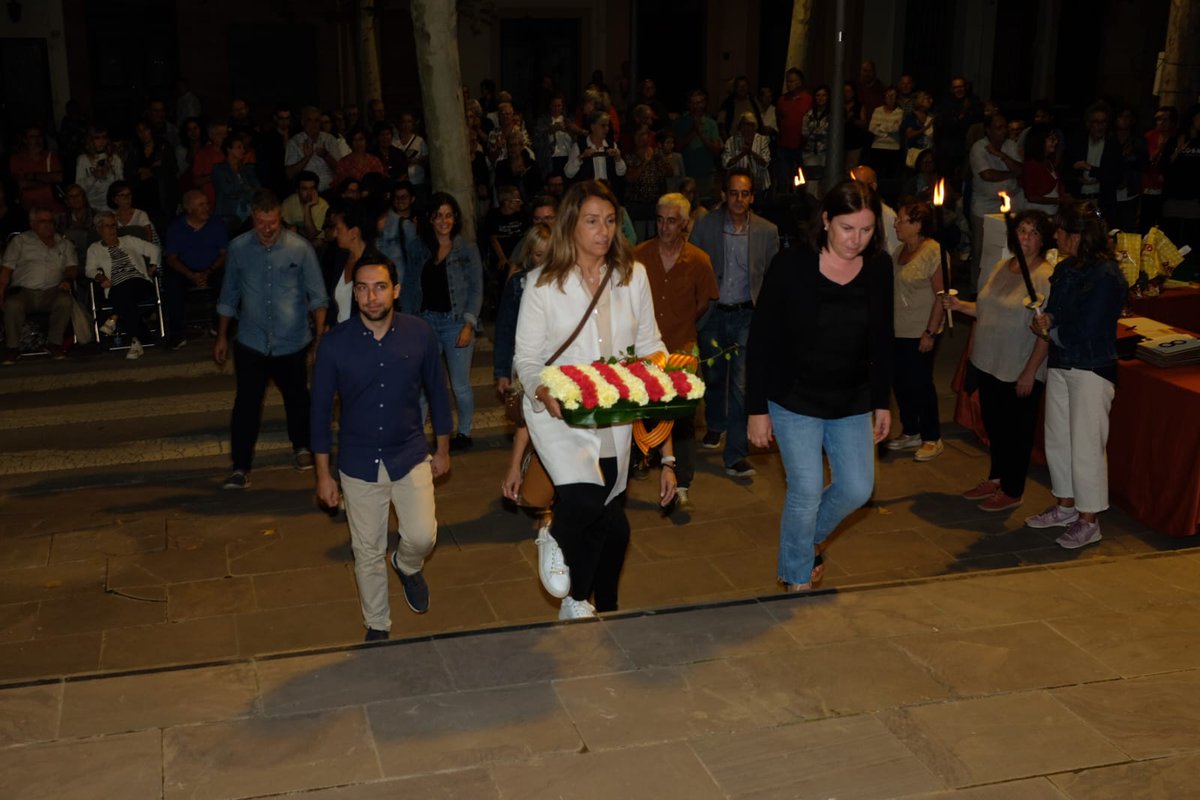 rsilenci's tweet photo. El Passeig va acollir dimarts a mitjanit l'homenatge a la Senyera amb l'ofrena floral per part de partits i entitats #laGarriga 📸 Ramon Ferrandis https://t.co/xNWn83I0Pl