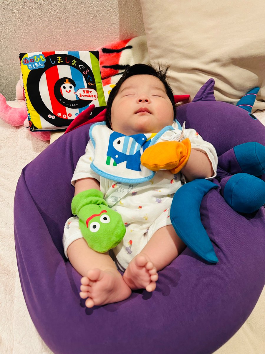 【私が実際にやっていたこと】

「子守唄は同じ歌、同じ順番」

子守唄を歌い始めた頃、
抱っこでトントンしながら

・きらきら星
・うみのうた
・大きな栗の木の下で
・どんぐりころころ

この4曲から歌い始めていました。

→寝かしつけに10分以上かかることはほとんどなくなりました🎤🎵