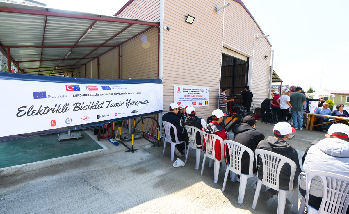 eVETbike's tweet photo. Elektrikli bisiklet tamir yarışmamız mesleki eğitim öğrencileri arasında büyük bir rekabete sahne oldu🛠️ 
Bu proje sadece bir mesleki eğitim projesi değil; aynı zamanda iş birliğini ve yaratıcılığı da teşvik ediyor. 
#ErasmusPlus 
@UlusalAjans @HU_Egitim @egobilgi @SehitGulhan https://t.co/hRDt42XlqZ