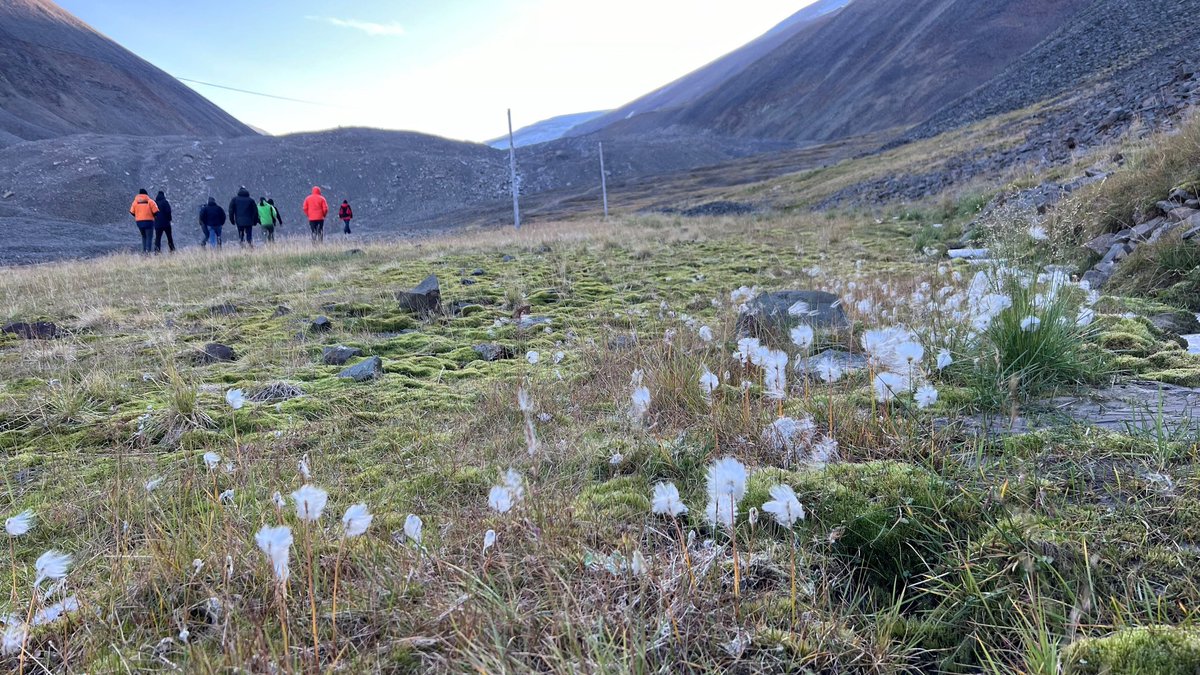 Jednání v zimních bundách - rektor JU Pavel Kozák se společně s ministrem pro vědu, výzkum a inovace Markem Ženíškem potkali na České arktické výzkumné stanici na Svalbardu. Nahlédli do práce vědců v extrémních podmínkách a mluvili o budoucím fungování polární stanice