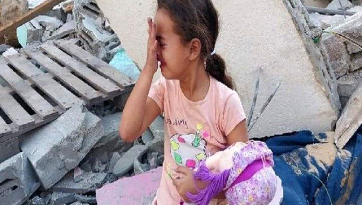 از غم‌انگیزترین صحنه‌های جنگ فقط اونجا که ،
دختر بچه اهل #غزه با گریه می‌گفت :
"اگه من بمیرم به خدا می‌گم که چقدر اذیتم کردید..."
😢💔