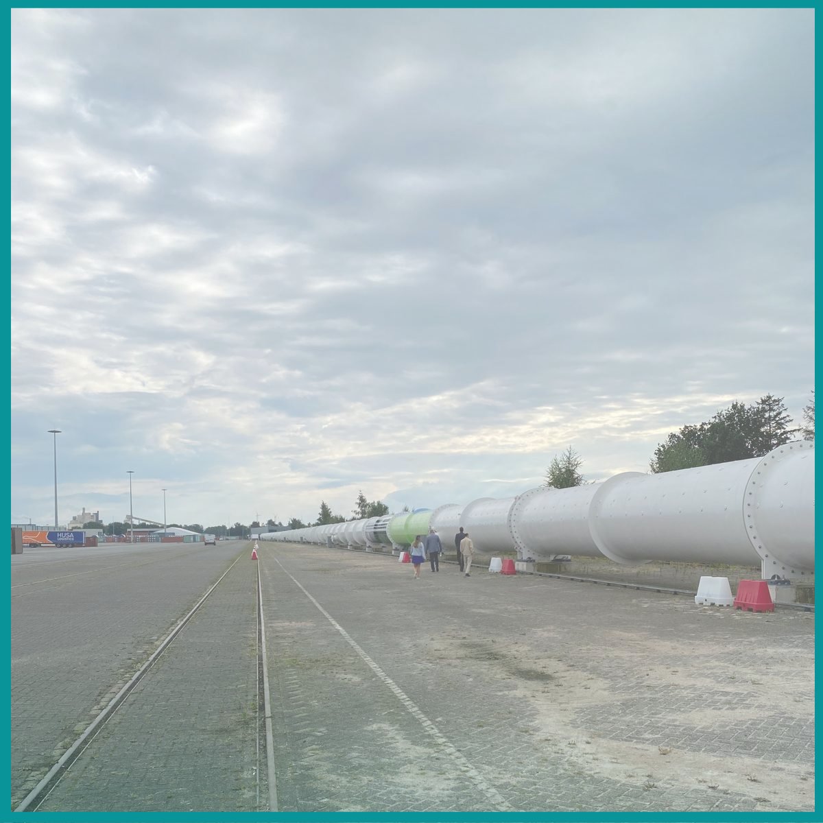 Maandag was een historisch moment voor Hyperloop. Het was de eerste succesvolle test van de vacuümtrein, en onze collega’s Manon Dees en Sebastiano Pinna waren erbij!  De ontwikkeling van hyperloop in Nederland gaat in hoog tempo, met als doel zich te ontwikkelen als hét