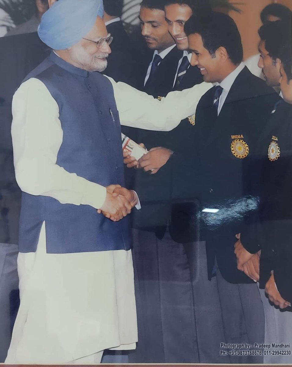 ImArpit_45's tweet photo. Unseen pic of Young talented Rohit Sharma with Prime Minister Manmohan Singh ji 🖤😇

#RohitSharma https://t.co/LA3IYGt9pM