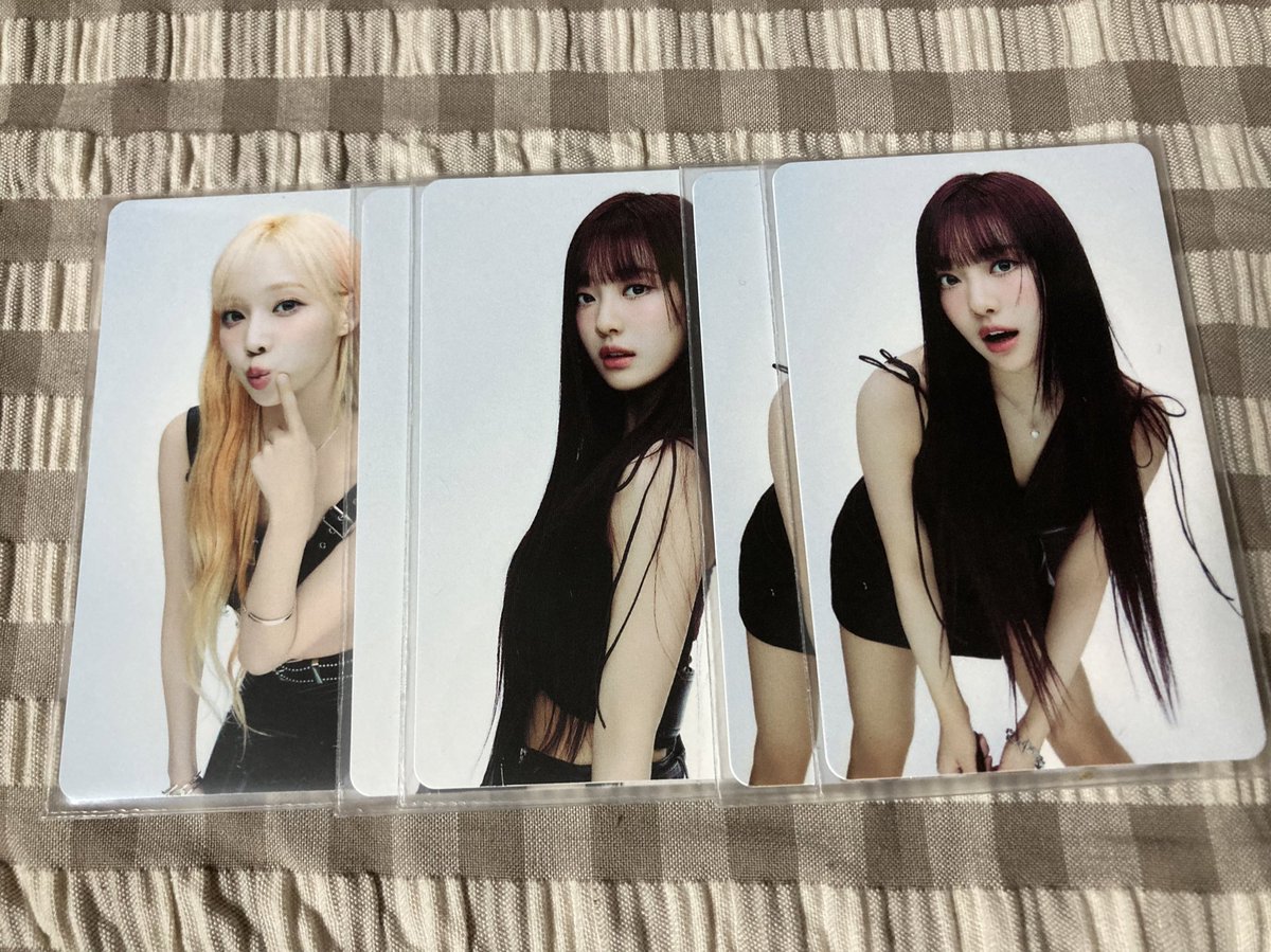 Hanamin_0402's tweet photo. aespa ラントレ ランダムフォトカード 交換

譲）2枚目と3枚目

求）1枚目の♥️(スペシャルはスペシャルで交換お願いします)

郵送希望です。学生のため水曜日のみの発送となります。ご理解いただける方のみ交換の程よろしくお願いします。

 #aespa交換  #aespaトレカ交換 https://t.co/u9INDGTsiR