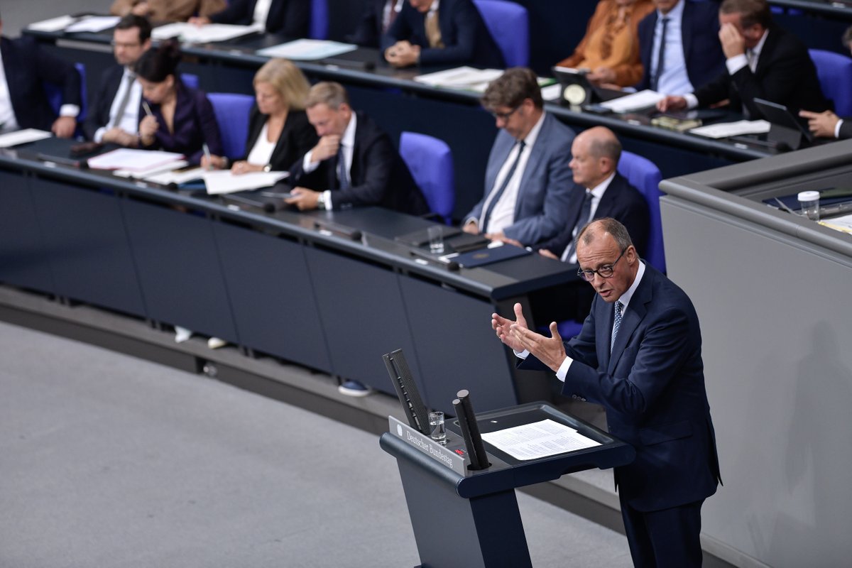 cducsubt's tweet image. In der #Generaldebatte weist @_FriedrichMerz darauf hin, dass 150-200.000 Fachkräfte jedes Jahr Deutschland verlassen. „Bevor wir uns über weitere Zuwanderung in den Arbeitsmarkt unterhalten müssen, lassen Sie uns darüber sprechen, weshalb so viele Fachkräfte das Land verlassen."