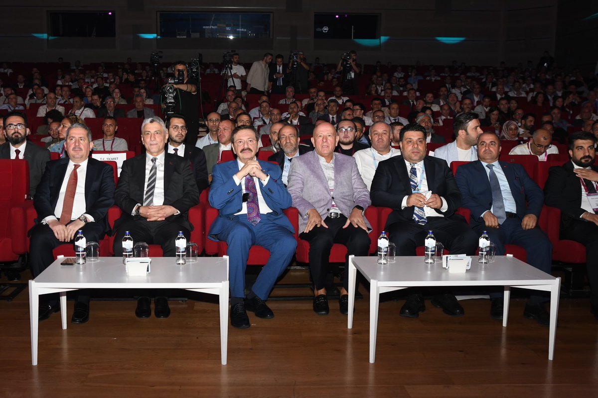 Türkiye Perakendeciler Federasyonu’nun düzenlediği 15. Yerel Zincirler Buluşuyor Konferansı ve Fuarı’nda perakende sektörünün sıkıntılarını ve geleceğini konuştuk. Stant açan firmalarımızı ziyaret ettik. 

Sektörün tüm paydaşlarını bir araya getiren, başarılı çalışmalara imza