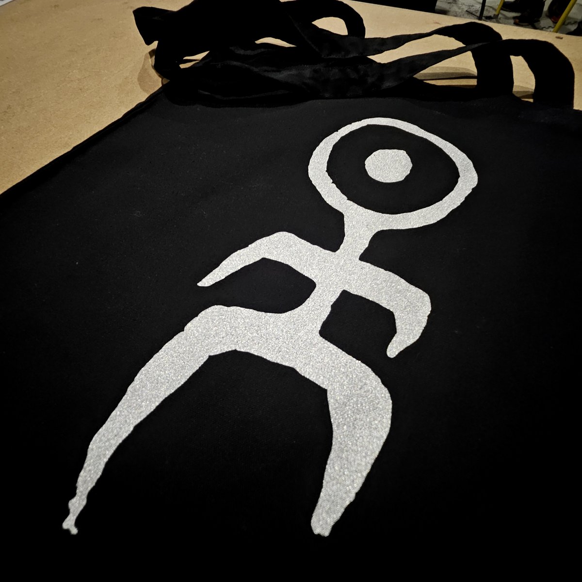 decomerch's tweet photo. Einstürzende Neubauten EU tour merch! Printed with love by 𝐝𝐞𝐜𝐨.

Eco water-based screen print on Stanley/Stella tees and totes.

https://t.co/j4uVsHLb0K

#einsturzendeneubauten #eco #screenprint #bandmerch https://t.co/qCj6odl04Z