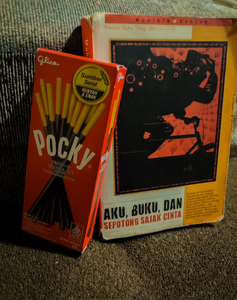 P for Pocky, P for...

Pun jika hasrat ini utuh
Aku dan kamu hanya sekadar keluh
Terlalu jauh untuk menjadi butuh
Terlalu angkuh untuk merasa acuh