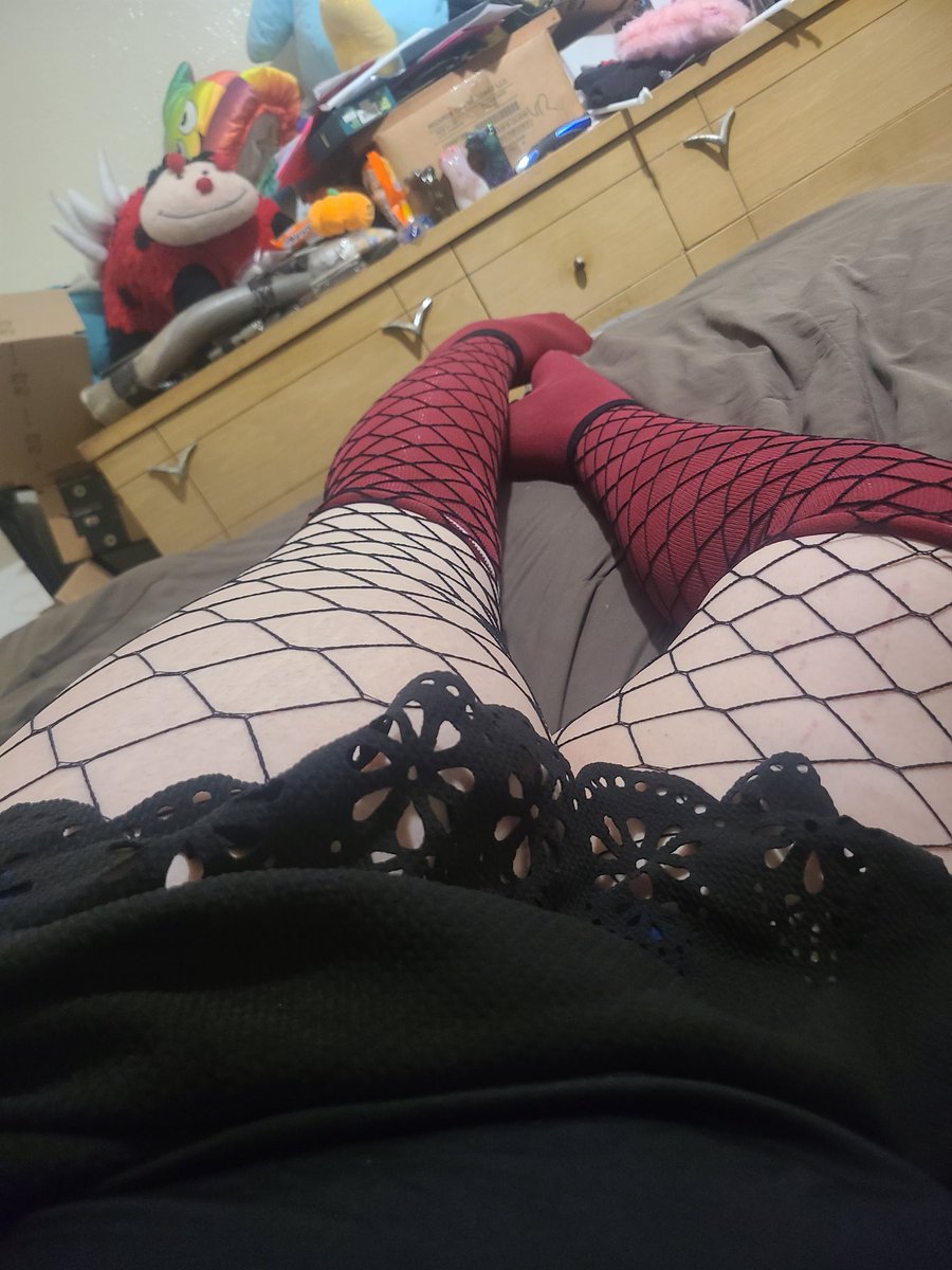 ColettVT's tweet image. Decided to test out a few things myself... if anyone sees this PLEASE EXCUSE MY MESSY ROOM! I'm off tomorrow so I'll clean it and straighten it I swear! Lol.