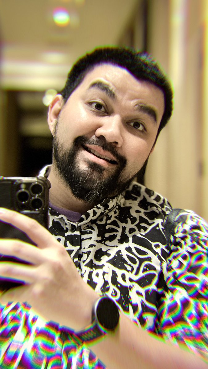 mamadhjsam's tweet photo. Just a mirror selfie https://t.co/STvEWaeucw