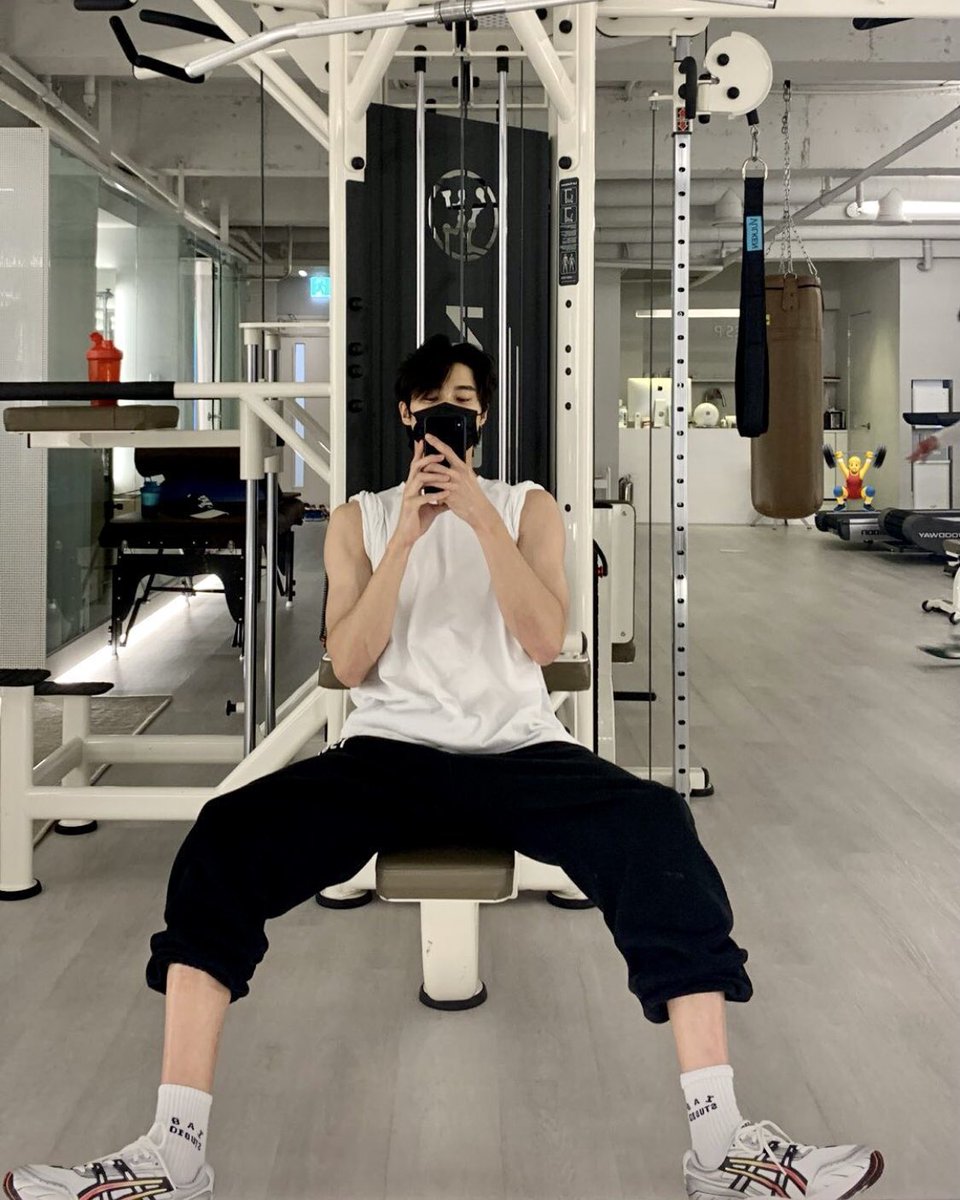 dramatopiaa's tweet photo. i just saved the left photo and now we got this from hye?!?? MY GOSHHHHH https://t.co/5cE1MFB4om