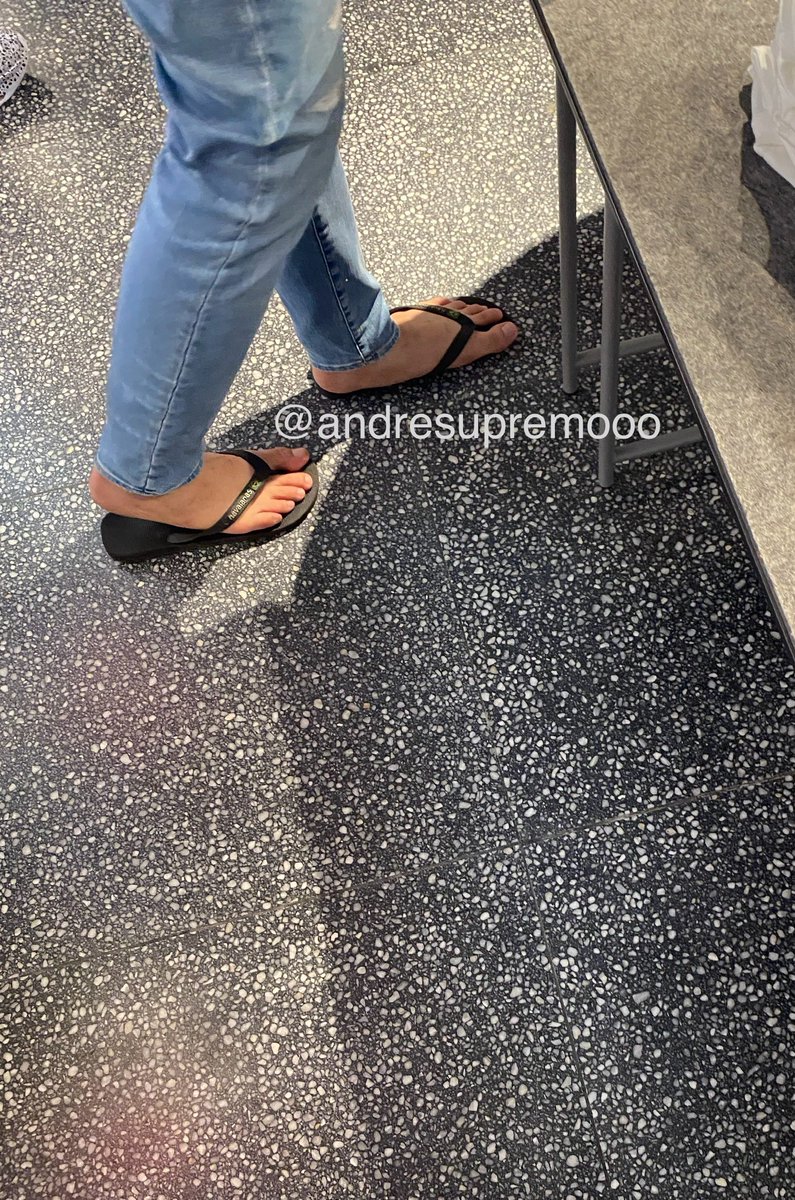 andresupremooo's tweet photo. Hey. Long time no post. Saw a random cute guy in a store in BGC. Felt the urge to capture his sexy feet in flip flops. #alter #pinoy #footfetish #feetfetish #footworship #footjob #pinoyfeet #pinoyfoot https://t.co/C6QtzZsWlp