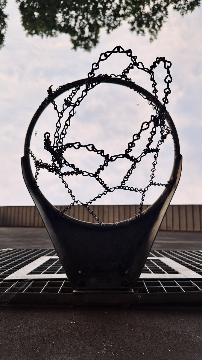 By changing the angle one boring scene can get a lot more interesting. 
Teaching taken photos and video with a phone for two days next week 📲 #mojo