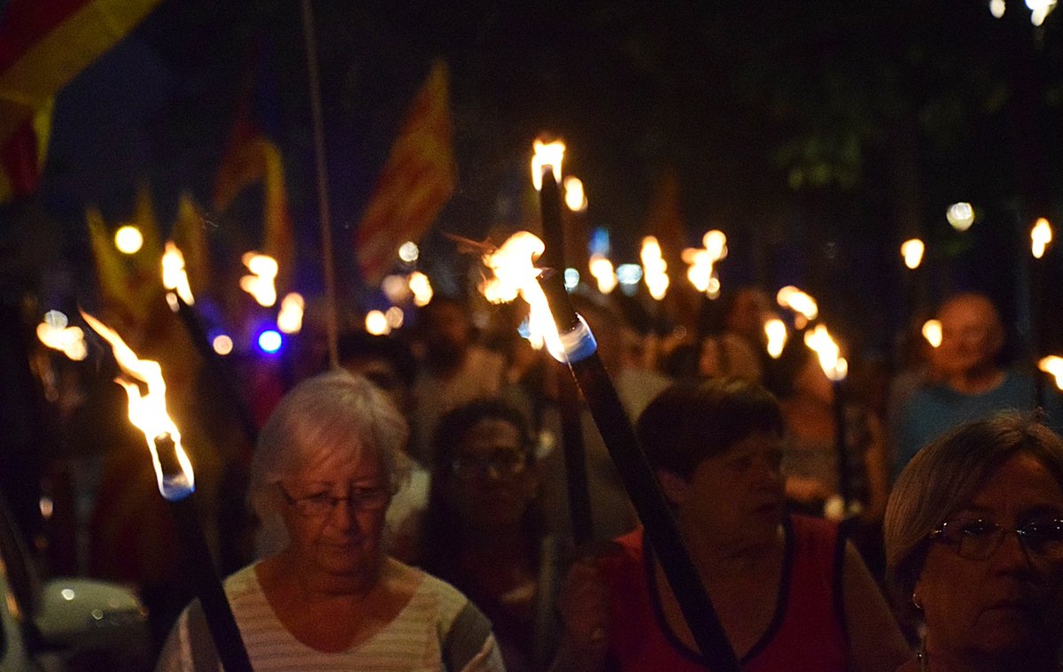 danicornella's tweet photo. Marxa de torxes a #Salt 
✊️ Fins a la victòria
#Independència 
Fotos @martiboigues https://t.co/n2XAFvbyTq