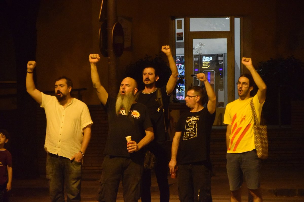 danicornella's tweet photo. Marxa de torxes a #Salt 
✊️ Fins a la victòria
#Independència 
Fotos @martiboigues https://t.co/n2XAFvbyTq