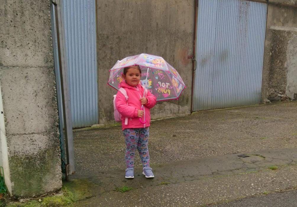 No hubo primer día de cole para Iris en Villayón porque el bus no pasó. 
"Y queremos que la gente se quede en el medio rural...", lamenta su padre. 

📌 Puedes leer la noticia completa aquí: tinyurl.com/4nwwz6br 

#Vueltaalcole #Asturias