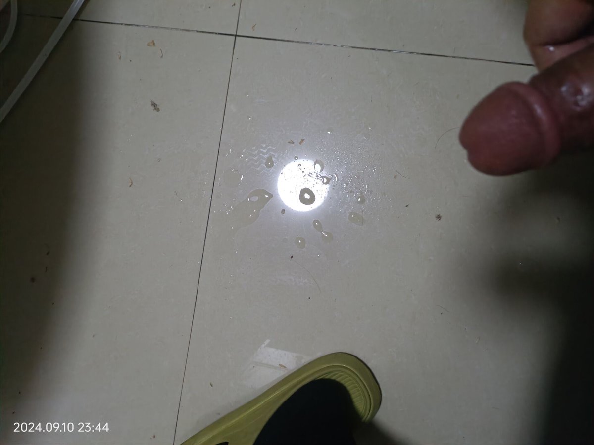 xds6699's tweet photo. 夏天再自己屋里打，好爽。一边流汗一边看片。射在地上和汗水混在一起，来个人舔干净 https://t.co/vXRwyxuGCX