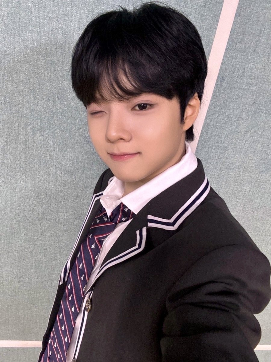 thewind_twt's tweet photo. [#안찬원] 위즈~.~ 저 교복 잘 어울리나용?^?🖤🤍🖤🤍 https://t.co/qWVgmohohS