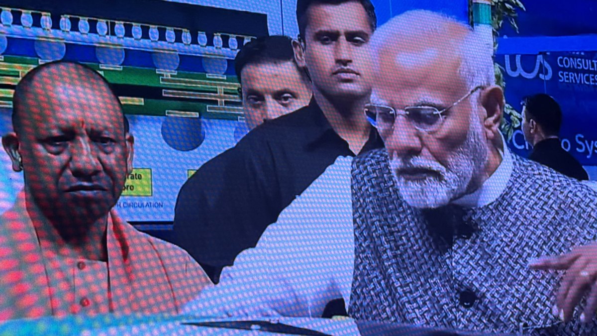 Indian Prime Minister arrives with global chip industry CEOs at #SEMICONIndia after a tour of exhibition where he appears to be learning about packaging and chiplets… #Semiconductors #chips <a href="/eetimes/">EE Times | Electronic Engineering Times</a>