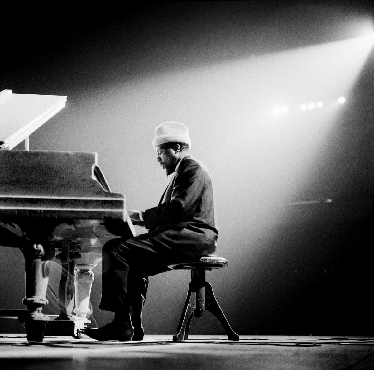 🎶 Just like jazz, lighting sets the mood. It dances through our spaces, inviting creativity. What kind of light inspires your artistic flow? 

#JazzMusic #LightingApplications #Creativity