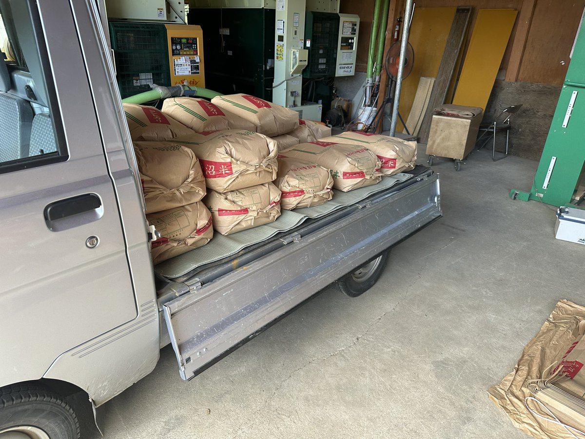 wactive_lab's tweet photo. 久しぶり。
デザイナー引退しました✌️

次は農家です🧑‍🌾魚沼産コシヒカリやります🌾

とりあえず今日は30キロの米を200個くらい運びます。 https://t.co/jOx7Pvtr36