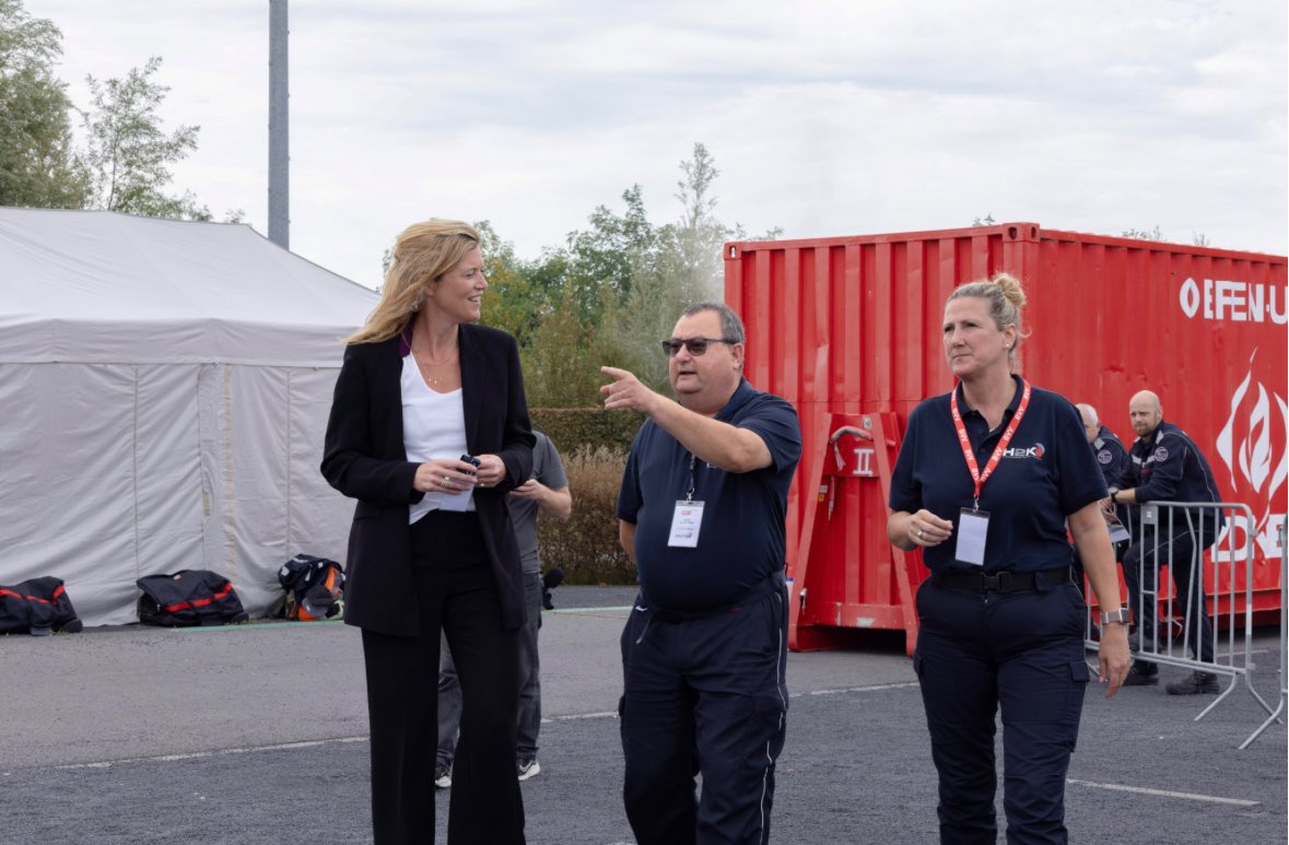 Hoog bezoek op #bwcongres2024 
De minister had veel belangstelling naar de Jeugdbrandweer.