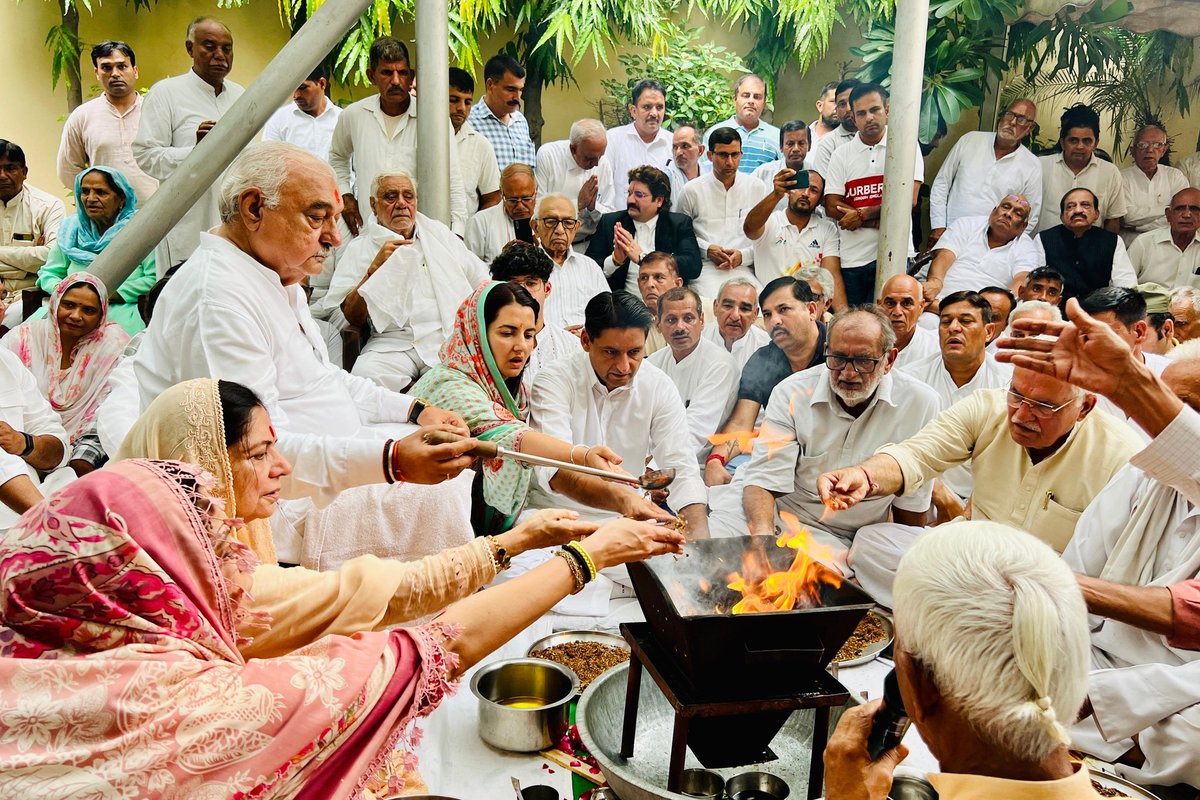 DeependerSHooda's tweet photo. आज नेता प्रतिपक्ष चौ. @BhupinderShooda जी के नामांकन दाखिल करने से पूर्व हवन-पूजन किया। https://t.co/WvkkKmjjyd