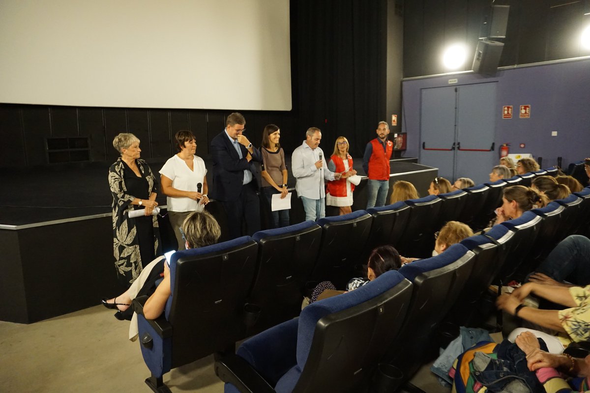 El "autobús de la vida" , casi 30.000 viajeros/as en los últimos 5 años
La proyección de "El bus de la vida" llenó ayer un cine Moncayo en el que Salud, Cruz Roja y la Plataforma por su mantenimiento celebraron que se siga compartiendo "vida" 
#Tudela #areasaludtudela <a href="/salud_na/">Salud - Osasuna</a>