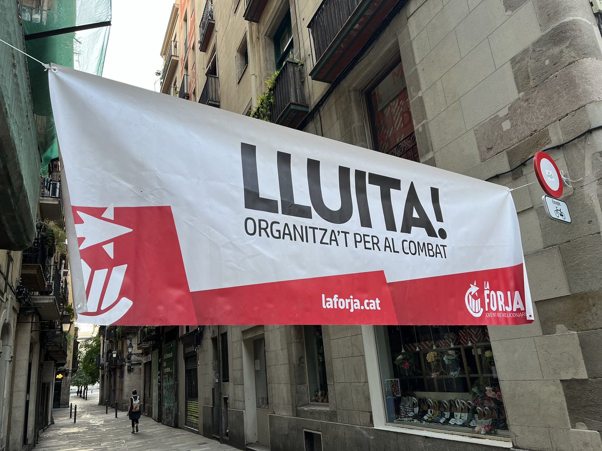 #11S Comencem a engalanar el Passeig del Born abans dels actes de la Diada. 

🔸 Us hi esperem a les 12:30 h i durant tot el dia. #ConstruïmNació