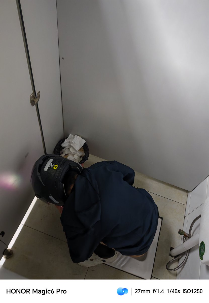 外卖小哥公厕飞机
#偷拍
#外卖 
#直男飞机