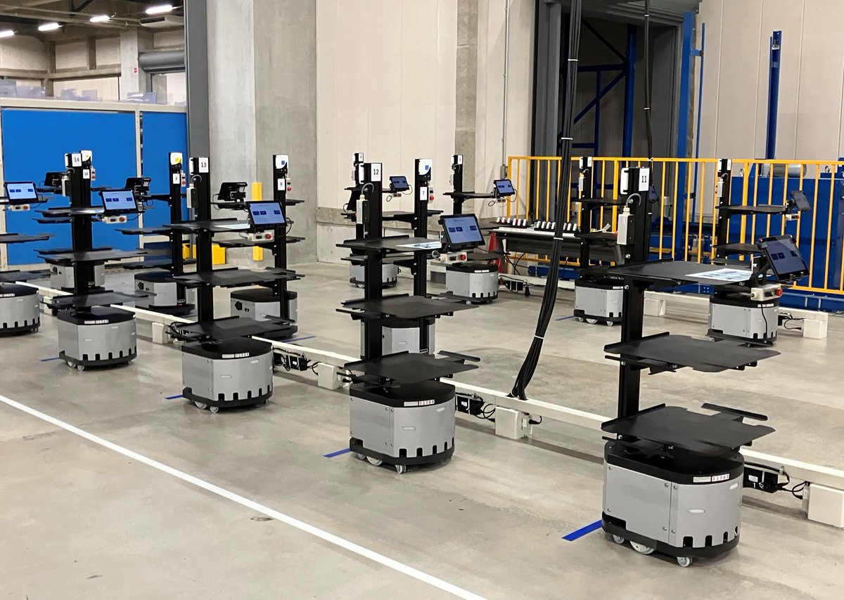 LOGISTEED_LTD's tweet photo. 【リリース】自社開発の自律移動型協働ロボット「AutonMate」を物流センターに導入
群制御された #AutonMate (オートンメート)が、作業動線を最適化し、作業者のピッキングをアシストします。
#ロジスティード #LOGISTEED
#ロジスティードソリューションズ
↓詳細はこちら
https://t.co/ScB6wfPaCT https://t.co/Kmda7TcZN1