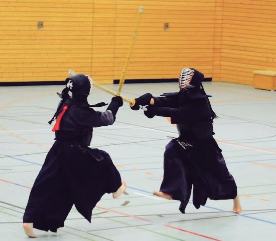 _` CLUB ACTIVITIES - KENDO `

"Apakah semuanya sudah hadir?"

Magoroku telah mengenakan hakama dan bogu, pakaian dan pelindung yang mereka gunakan selama mengikuti kegiatan klub.

"Setelah ini aku mewajibkan kalian untuk mengikuti semua peraturan yang akan aku sampaikan."

>