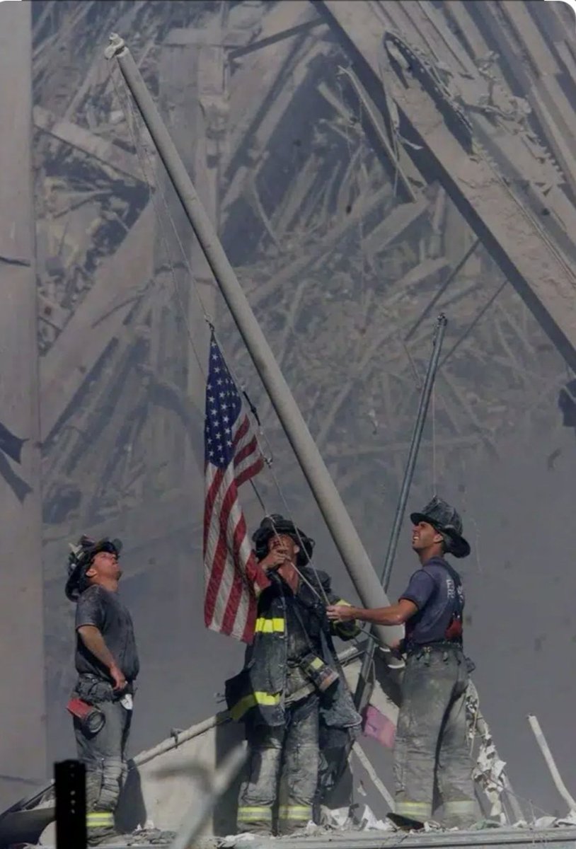#11septembre2001 #11septembre2024 

Cette image restera à jamais dans nos mémoires comme les 343 #pompiers  du <a href="/Firedeptofelk/">Fire Department Of New York City</a>  et les milliers de civils disparus et blessés.
Une grande pensée pour eux en cette date d'anniversaire tragique.
🕊️🪽 ✨🌠