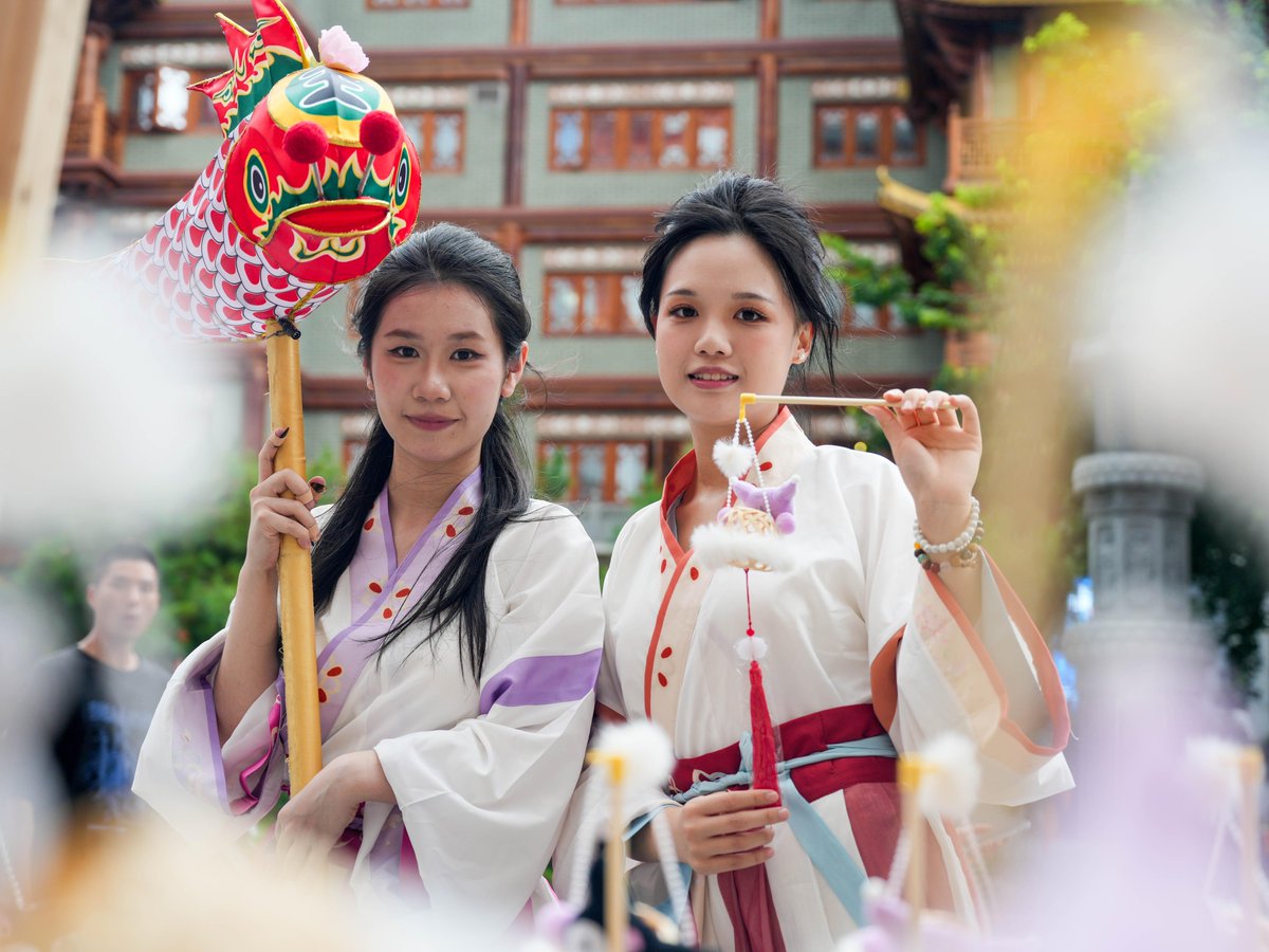 CulturalLingnan's tweet photo. As the #MidAutumnFestival approaches, the "#Guangfu Yuehua Dream" Mid-Autumn Fair has officially kicked off on the #BeijingRoad Pedestrian Street. Running from September 9th to September 15th, the event features various engaging #cultural activities and a charming ancient-style marketplace.