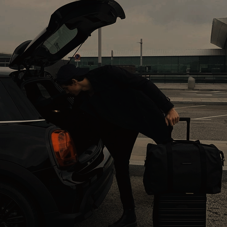 mugcwort's tweet photo. ㅤ
ㅤ
ㅤ"Itu koper Pak Seo?"
ㅤ"𝘉𝘶𝘬𝘢𝘯. 𝘗𝘢𝘬 𝘚𝘦𝘰 𝘵𝘦𝘳𝘯𝘺𝘢𝘵𝘢 𝘢𝘥𝘢 𝘶𝘳𝘶𝘴𝘢𝘯 𝘮𝘦𝘯𝘥𝘢𝘥𝘢𝘬. 𝘑𝘢𝘥𝘪 𝘴𝘢𝘺𝘢 𝘺𝘢𝘯𝘨 𝘨𝘢𝘯𝘵𝘪𝘪𝘯."
ㅤ
ㅤ https://t.co/ht5lpyYS56
