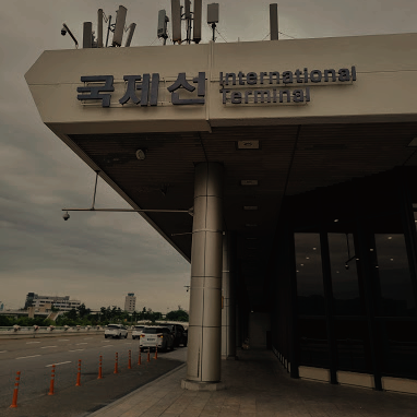 mugcwort's tweet photo. ㅤ
ㅤ
ㅤ"Itu koper Pak Seo?"
ㅤ"𝘉𝘶𝘬𝘢𝘯. 𝘗𝘢𝘬 𝘚𝘦𝘰 𝘵𝘦𝘳𝘯𝘺𝘢𝘵𝘢 𝘢𝘥𝘢 𝘶𝘳𝘶𝘴𝘢𝘯 𝘮𝘦𝘯𝘥𝘢𝘥𝘢𝘬. 𝘑𝘢𝘥𝘪 𝘴𝘢𝘺𝘢 𝘺𝘢𝘯𝘨 𝘨𝘢𝘯𝘵𝘪𝘪𝘯."
ㅤ
ㅤ https://t.co/ht5lpyYS56